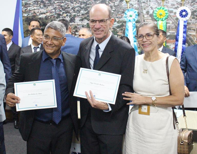 Ato de diplomação do prefeito eleito, Sérgio Barbosa, do vice, Jaime Vizotto, de vereadores e suplementes, em Amambai