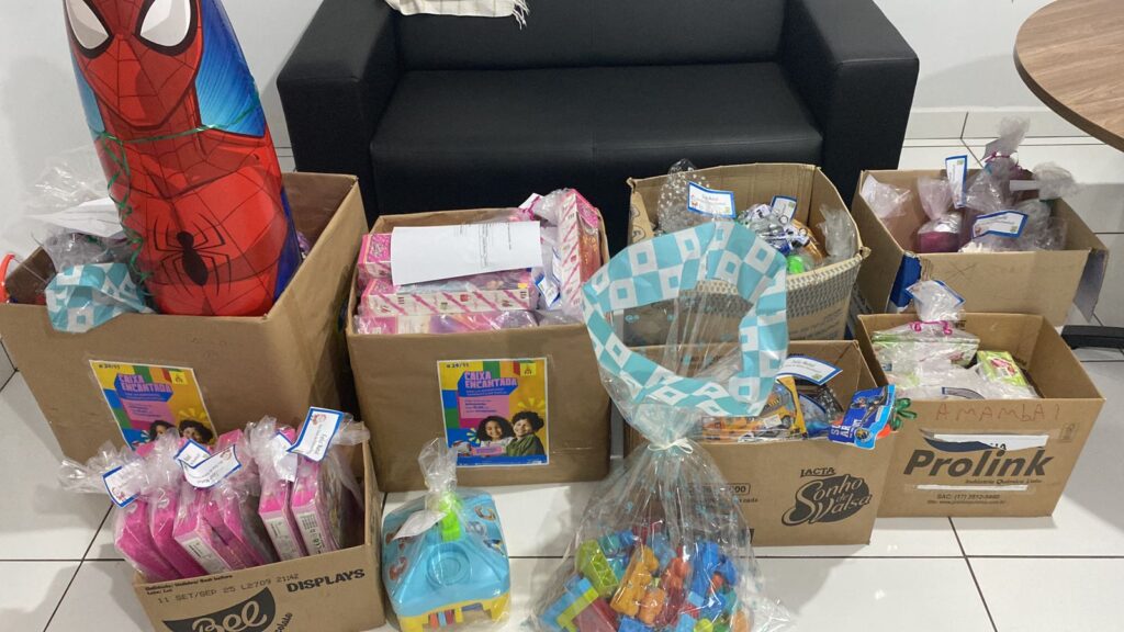 Polícia Científica de Amambai celebra sucesso da campanha Caixa Encantada, com 162 kits de brinquedos arrecadados Polícia Científica de Amambai celebra sucesso da campanha Caixa Encantada, com 162 kits de brinquedos arrecadados