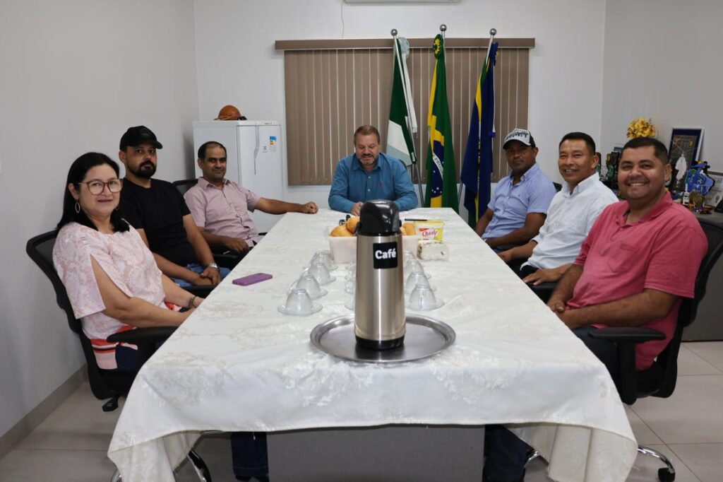 Prefeito Donizete Viaro recebe vereadores eleitos e reeleitos em Paranhos Prefeito Donizete Viaro recebe vereadores eleitos e reeleitos em Paranhos