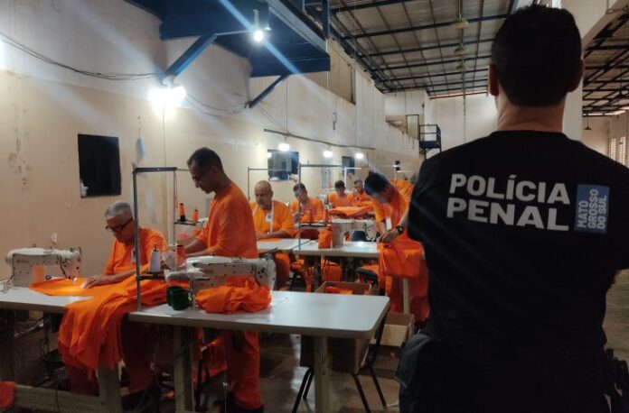 UNIFOR.-A-confeccao-dos-uniformes-pelos-internos-gera-profissionalizacao-remicao-de-pena-e-economia-aos-cofres-publicos-730x480