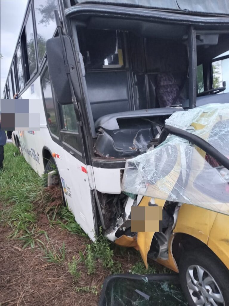 Acidente envolvendo ônibus com trabalhadores de Amambai deixa uma pessoa morta na MS-295 Acidente envolvendo ônibus com trabalhadores de Amambai deixa uma pessoa morta na MS-295