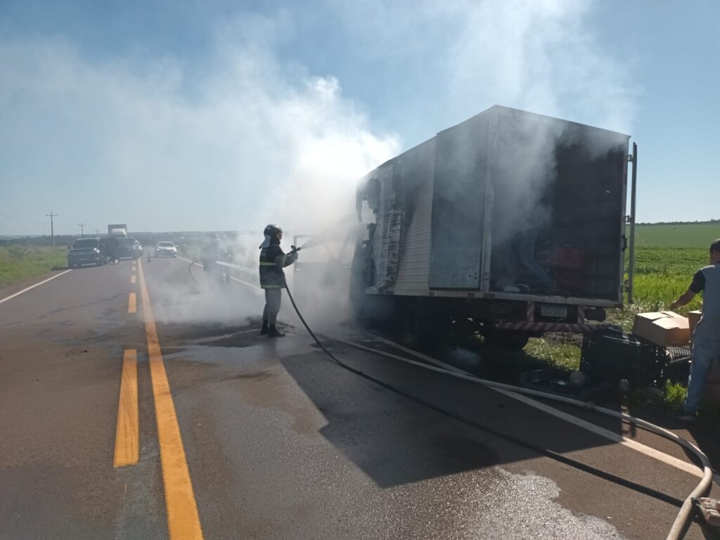 Caminhão carregado de pão pega fogo entre Amambai e Coronel Sapucaia