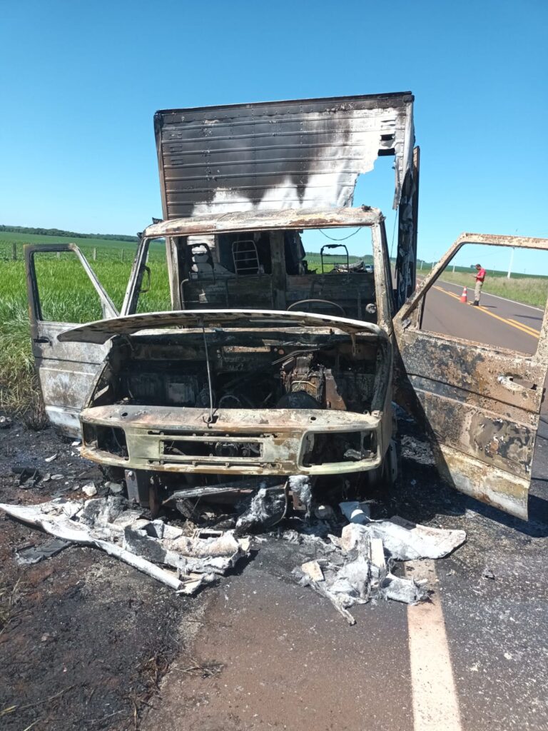 Caminhão carregado de pão pega fogo entre Amambai e Coronel Sapucaia