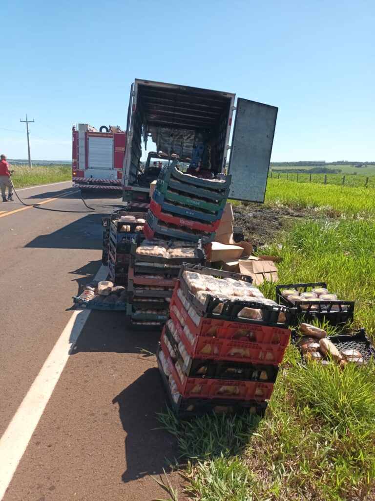 Caminhão carregado de pão pega fogo entre Amambai e Coronel Sapucaia