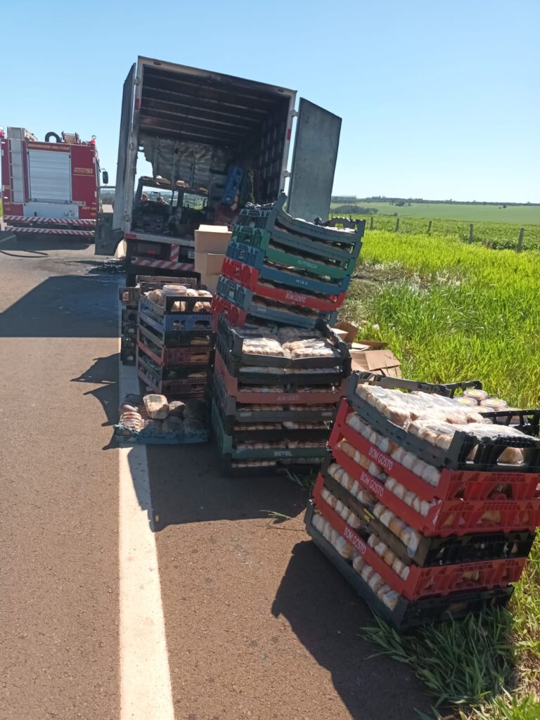 Caminhão carregado de pão pega fogo entre Amambai e Coronel Sapucaia