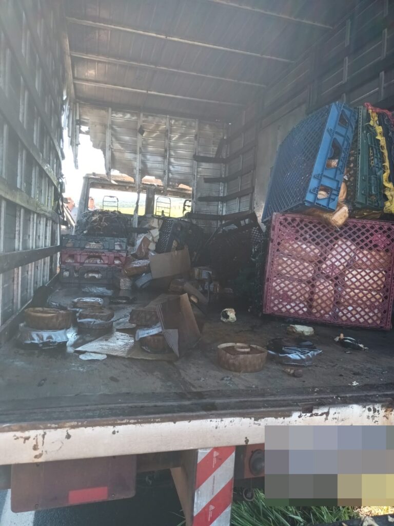 Caminhão carregado de pão pega fogo entre Amambai e Coronel Sapucaia