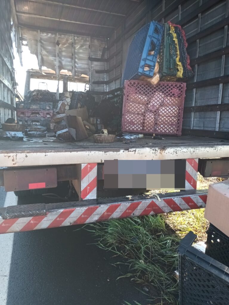 Caminhão carregado de pão pega fogo entre Amambai e Coronel Sapucaia