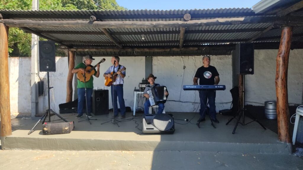 Grupo Filhos e Amigos de Amambai realiza confraternização Grupo Filhos e Amigos de Amambai realiza confraternização
