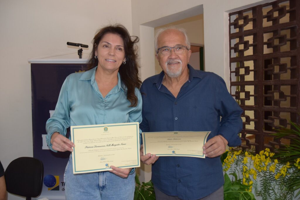 Prefeito Lídio Ledesma e a vice-prefeita eleita Patrícia Margatto foram diplomados nesta segunda-feira (16) Prefeito Lídio Ledesma e a vice-prefeita eleita Patrícia Margatto foram diplomados nesta segunda-feira (16)