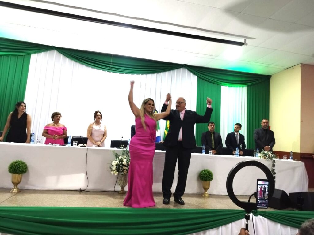 Prefeita eleita Niágara Kraievski, vice-prefeito Carlos Magno e vereadores são empossados em Coronel Sapucaia