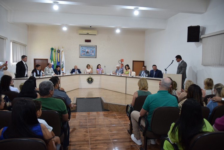 Sessão solene deu posse ao prefeito Lídio Ledesma, à vice-prefeita Patrícia Margatto e aos vereadores para o mandato 2025-2028 em Iguatemi