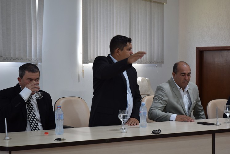 Sessão solene deu posse ao prefeito Lídio Ledesma, à vice-prefeita Patrícia Margatto e aos vereadores para o mandato 2025-2028 em Iguatemi
