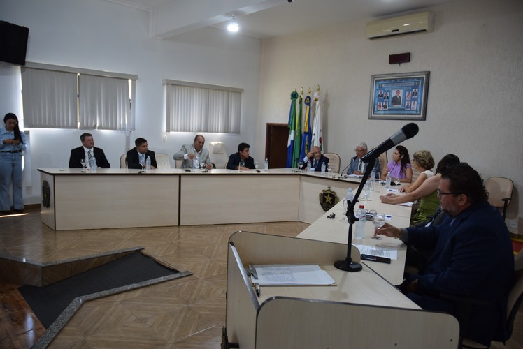 Sessão solene deu posse ao prefeito Lídio Ledesma, à vice-prefeita Patrícia Margatto e aos vereadores para o mandato 2025-2028 em Iguatemi