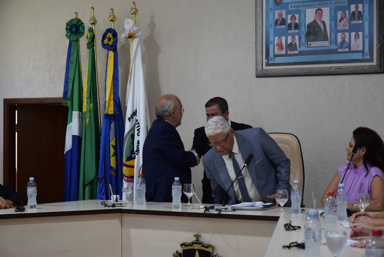 Sessão solene deu posse ao prefeito Lídio Ledesma, à vice-prefeita Patrícia Margatto e aos vereadores para o mandato 2025-2028 em Iguatemi