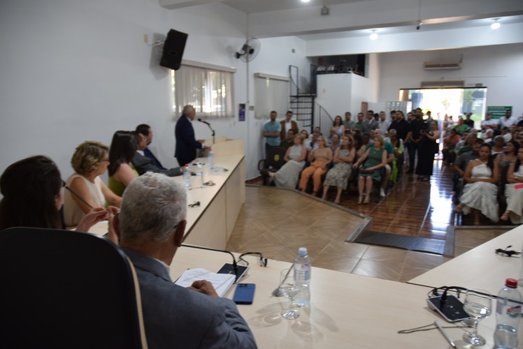 Sessão solene deu posse ao prefeito Lídio Ledesma, à vice-prefeita Patrícia Margatto e aos vereadores para o mandato 2025-2028 em Iguatemi