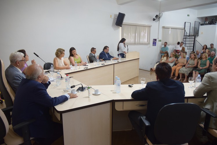 Sessão solene deu posse ao prefeito Lídio Ledesma, à vice-prefeita Patrícia Margatto e aos vereadores para o mandato 2025-2028 em Iguatemi