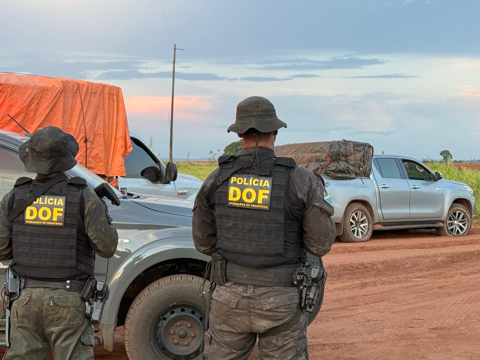 DOF faz maior apreensão de drogas do ano e apreende mais de 10 toneladas de maconha em caminhonetes roubadas DOF faz maior apreensão de drogas do ano e apreende mais de 10 toneladas de maconha em caminhonetes roubadas