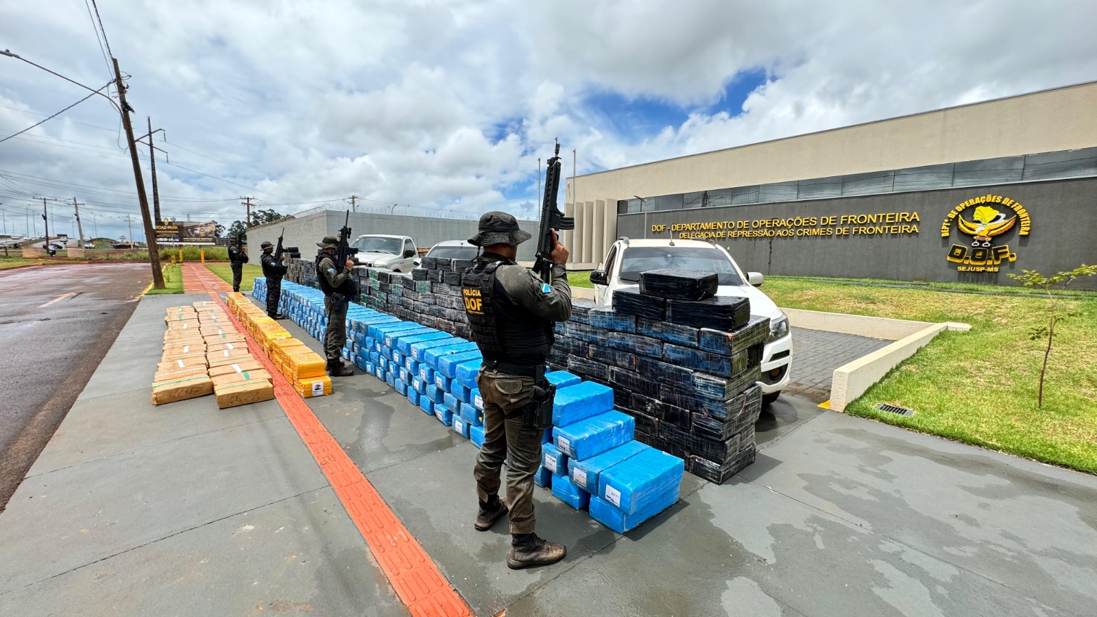 DOF faz maior apreensão de drogas do ano e apreende mais de 10 toneladas de maconha em caminhonetes roubadas DOF faz maior apreensão de drogas do ano e apreende mais de 10 toneladas de maconha em caminhonetes roubadas