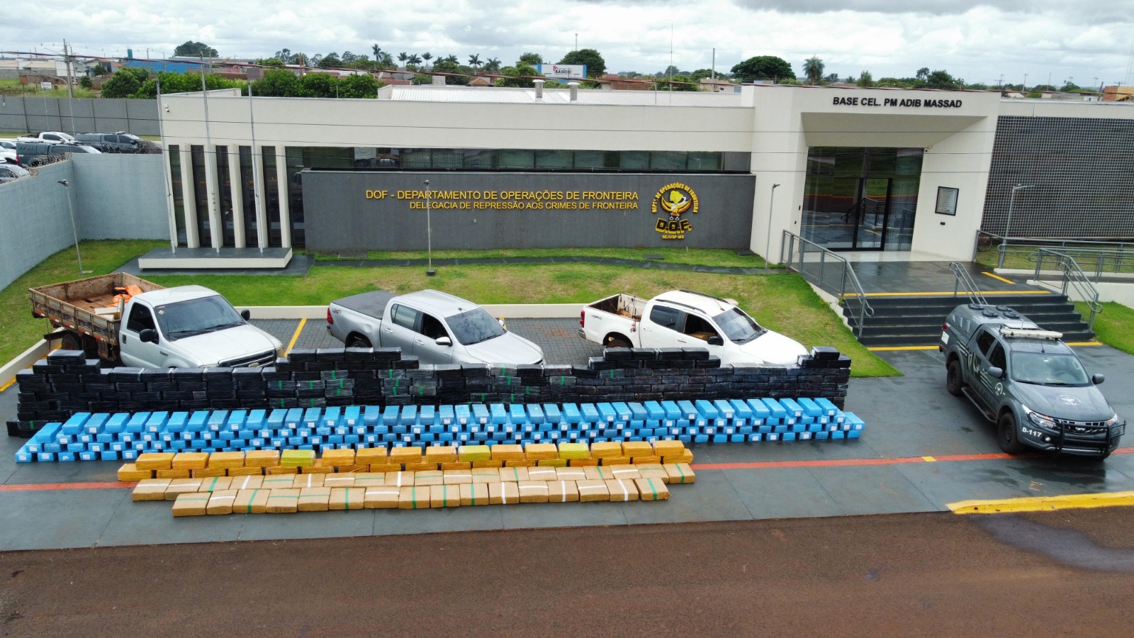 DOF faz maior apreensão de drogas do ano e apreende mais de 10 toneladas de maconha em caminhonetes roubadas DOF faz maior apreensão de drogas do ano e apreende mais de 10 toneladas de maconha em caminhonetes roubadas