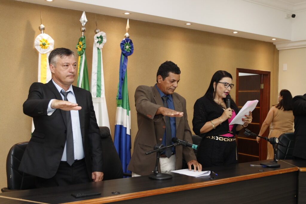 Prefeito eleito Erlon Daneluz, vice-prefeito Roani Tuneira e vereadores são empossados em Sete Quedas Prefeito eleito Erlon Daneluz, vice-prefeito Roani Tuneira e vereadores são empossados em Sete Quedas