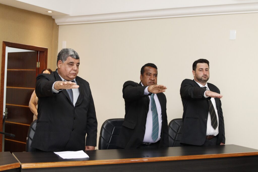 Prefeito eleito Erlon Daneluz, vice-prefeito Roani Tuneira e vereadores são empossados em Sete Quedas Prefeito eleito Erlon Daneluz, vice-prefeito Roani Tuneira e vereadores são empossados em Sete Quedas