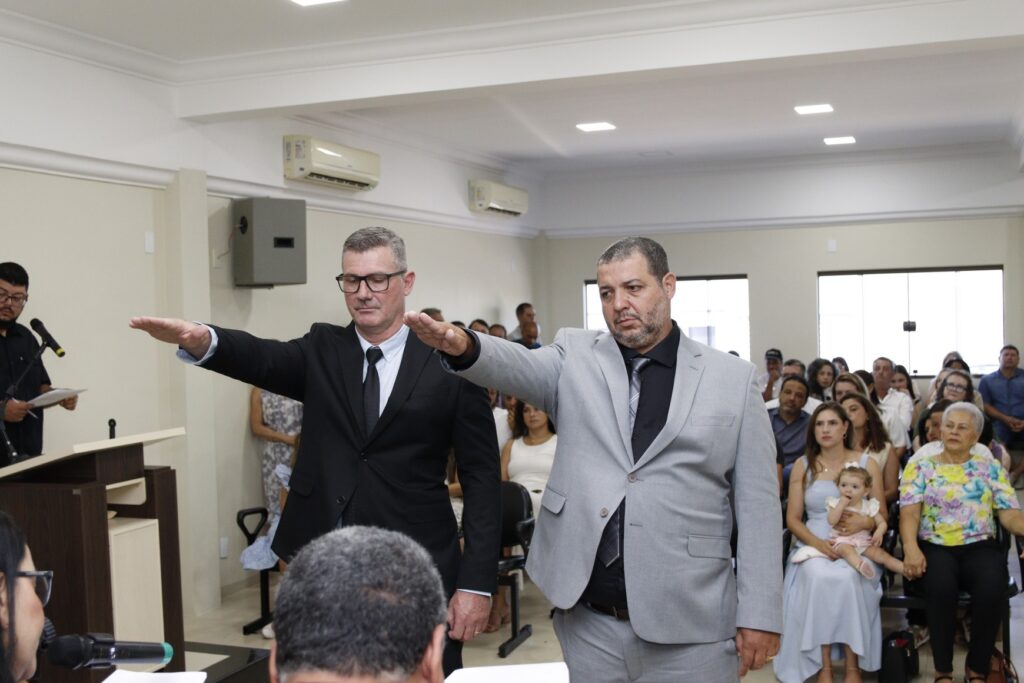 Prefeito eleito Erlon Daneluz, vice-prefeito Roani Tuneira e vereadores são empossados em Sete Quedas Prefeito eleito Erlon Daneluz, vice-prefeito Roani Tuneira e vereadores são empossados em Sete Quedas