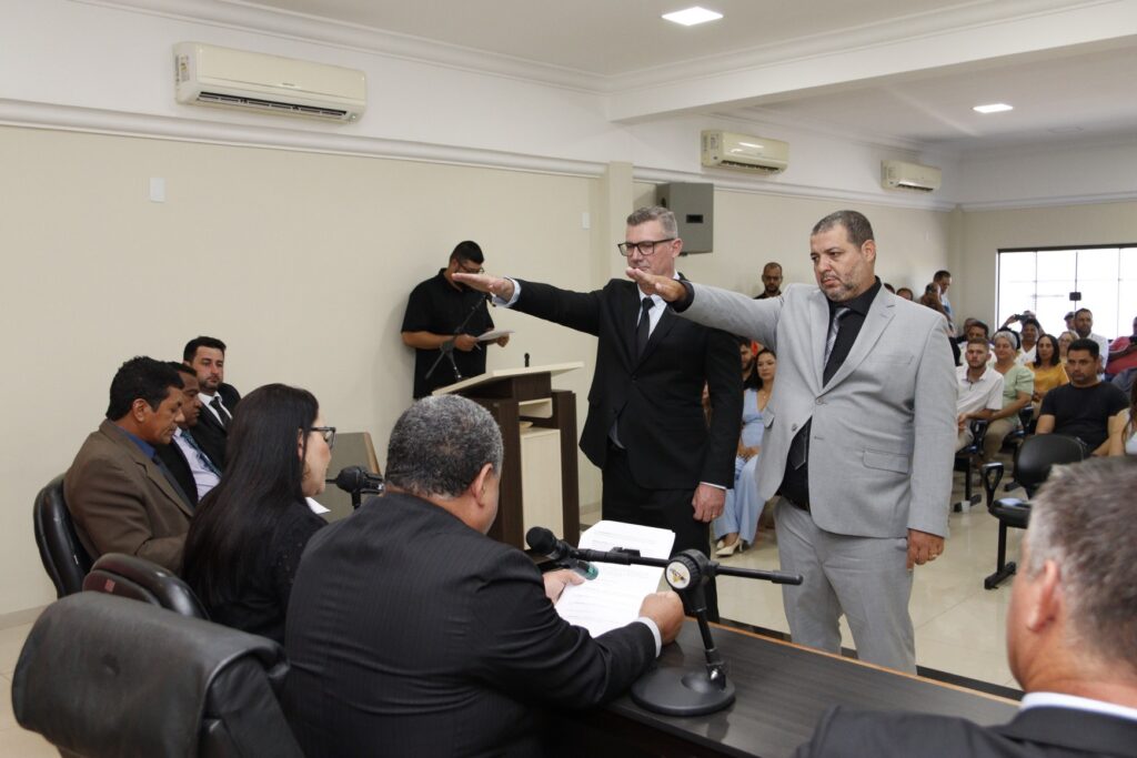 Prefeito eleito Erlon Daneluz, vice-prefeito Roani Tuneira e vereadores são empossados em Sete Quedas Prefeito eleito Erlon Daneluz, vice-prefeito Roani Tuneira e vereadores são empossados em Sete Quedas