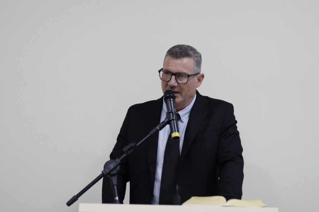 Prefeito eleito Erlon Daneluz, vice-prefeito Roani Tuneira e vereadores são empossados em Sete Quedas Prefeito eleito Erlon Daneluz, vice-prefeito Roani Tuneira e vereadores são empossados em Sete Quedas