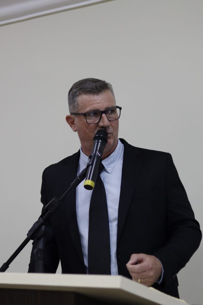 Prefeito eleito Erlon Daneluz, vice-prefeito Roani Tuneira e vereadores são empossados em Sete Quedas Prefeito eleito Erlon Daneluz, vice-prefeito Roani Tuneira e vereadores são empossados em Sete Quedas