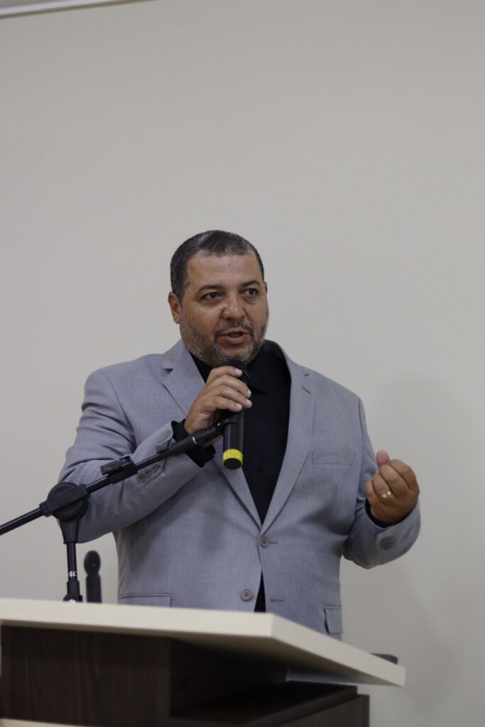 Prefeito eleito Erlon Daneluz, vice-prefeito Roani Tuneira e vereadores são empossados em Sete Quedas Prefeito eleito Erlon Daneluz, vice-prefeito Roani Tuneira e vereadores são empossados em Sete Quedas