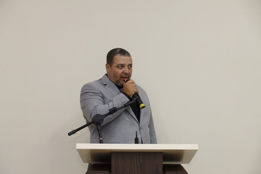 Prefeito eleito Erlon Daneluz, vice-prefeito Roani Tuneira e vereadores são empossados em Sete Quedas Prefeito eleito Erlon Daneluz, vice-prefeito Roani Tuneira e vereadores são empossados em Sete Quedas