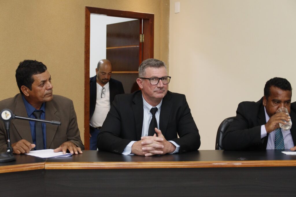 Prefeito eleito Erlon Daneluz, vice-prefeito Roani Tuneira e vereadores são empossados em Sete Quedas Prefeito eleito Erlon Daneluz, vice-prefeito Roani Tuneira e vereadores são empossados em Sete Quedas