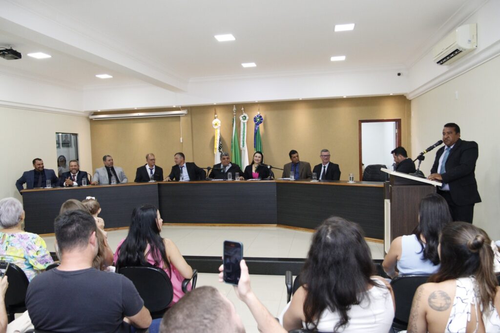 Prefeito eleito Erlon Daneluz, vice-prefeito Roani Tuneira e vereadores são empossados em Sete Quedas Prefeito eleito Erlon Daneluz, vice-prefeito Roani Tuneira e vereadores são empossados em Sete Quedas