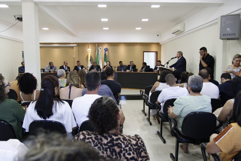 Prefeito eleito Erlon Daneluz, vice-prefeito Roani Tuneira e vereadores são empossados em Sete Quedas Prefeito eleito Erlon Daneluz, vice-prefeito Roani Tuneira e vereadores são empossados em Sete Quedas