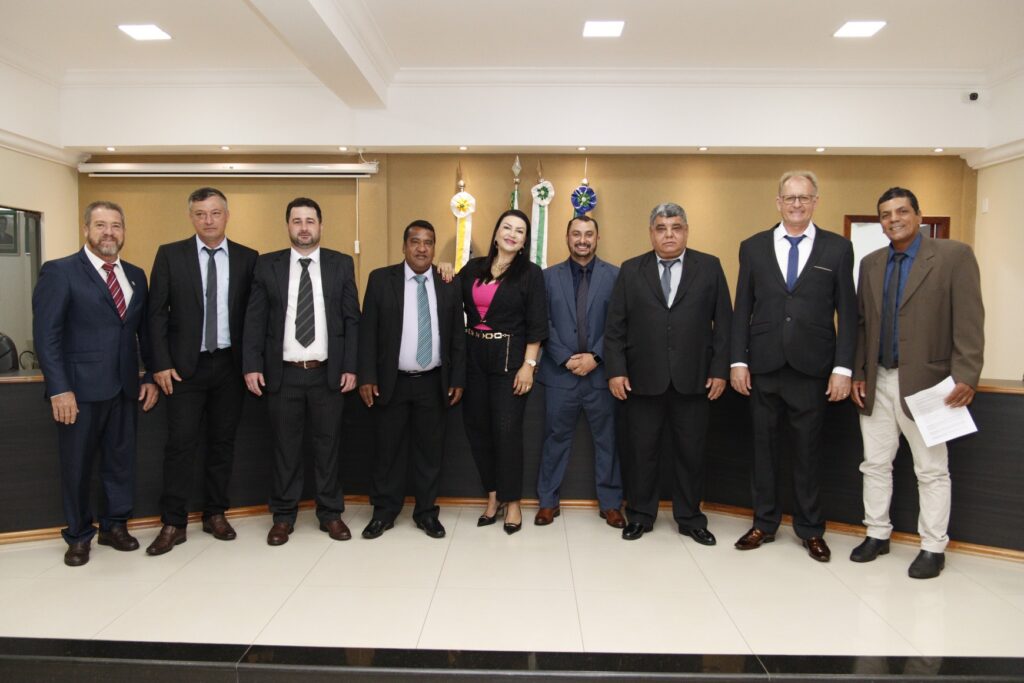 Prefeito eleito Erlon Daneluz, vice-prefeito Roani Tuneira e vereadores são empossados em Sete Quedas Prefeito eleito Erlon Daneluz, vice-prefeito Roani Tuneira e vereadores são empossados em Sete Quedas