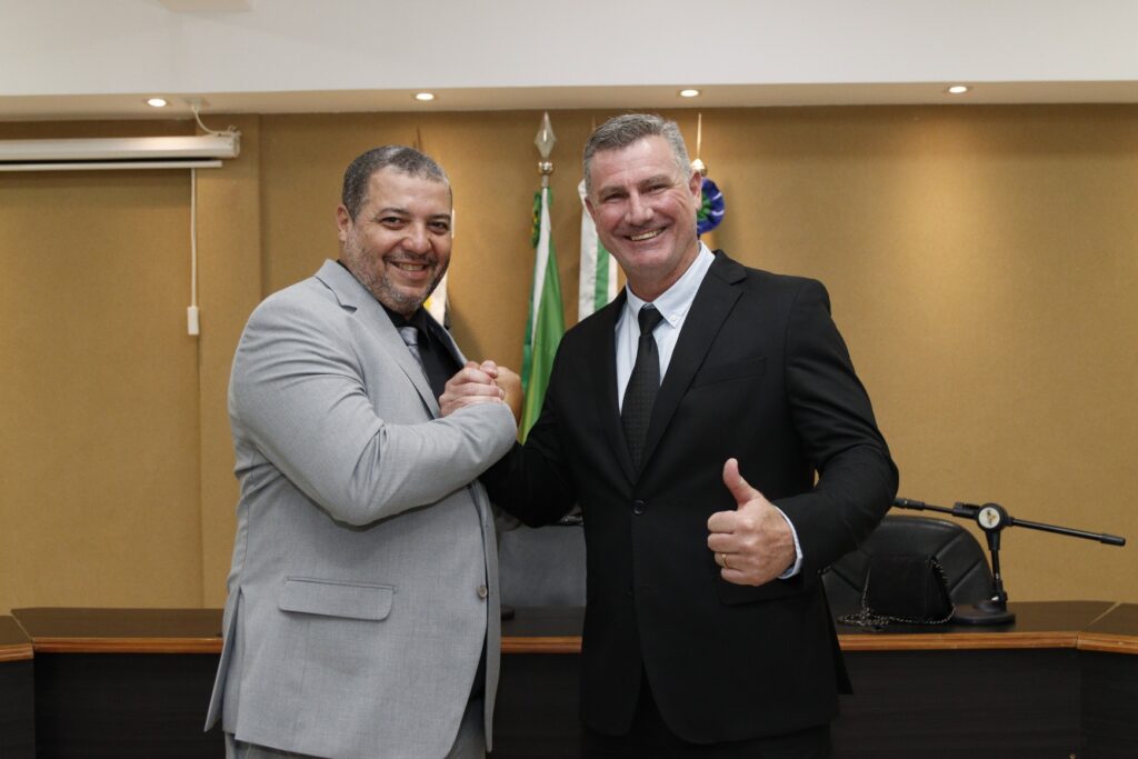 Prefeito eleito Erlon Daneluz, vice-prefeito Roani Tuneira e vereadores são empossados em Sete Quedas Prefeito eleito Erlon Daneluz, vice-prefeito Roani Tuneira e vereadores são empossados em Sete Quedas
