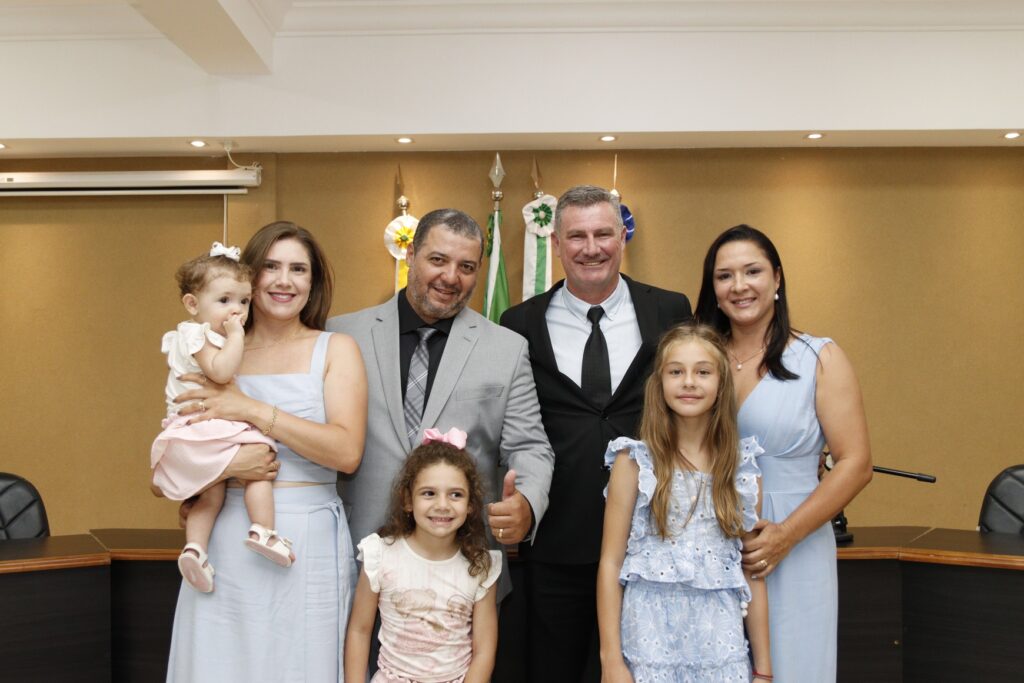 Prefeito eleito Erlon Daneluz, vice-prefeito Roani Tuneira e vereadores são empossados em Sete Quedas Prefeito eleito Erlon Daneluz, vice-prefeito Roani Tuneira e vereadores são empossados em Sete Quedas