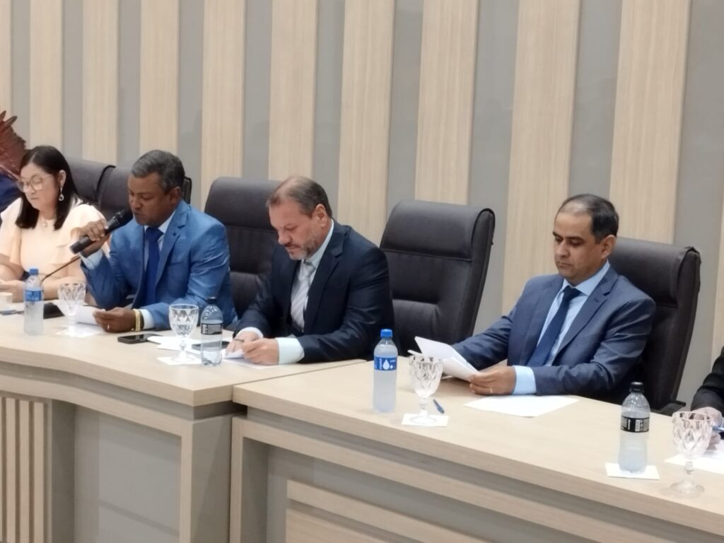 Cerimônia de posse em Paranhos: vereadores assumem cargos no Legislativo Municipal Cerimônia de posse em Paranhos: vereadores assumem cargos no Legislativo Municipal