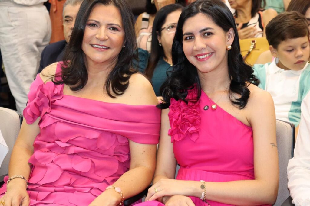 Prefeita eleita Professora Lurdes, vice-prefeita Jéssica Valério e vereadores são empossados em Caarapó Prefeita eleita Professora Lurdes, vice-prefeita Jéssica Valério e vereadores são empossados em Caarapó