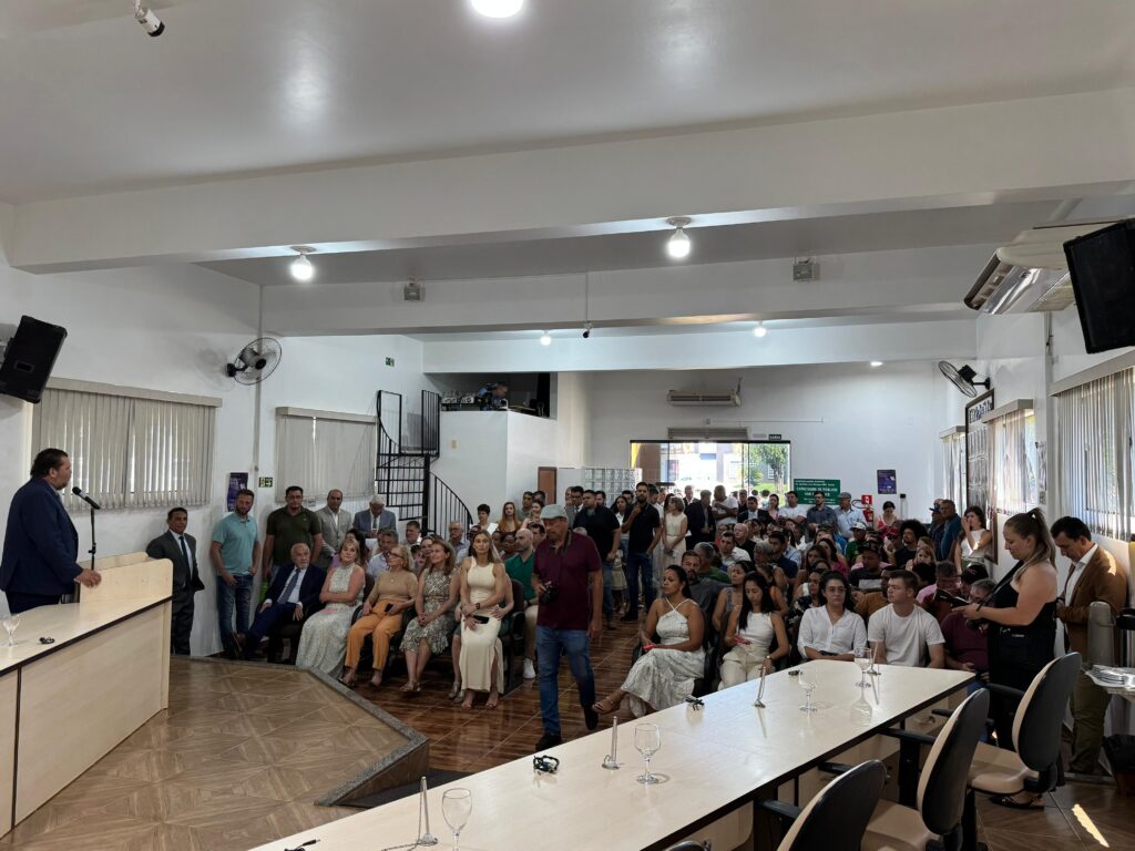 Prefeito eleito Lídio Ledesma, vice-prefeita Dra. Patrícia e vereadores são empossados em Iguatemi Prefeito eleito Lídio Ledesma, vice-prefeita Dra. Patrícia e vereadores são empossados em Iguatemi