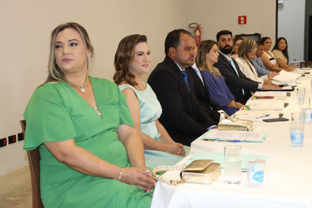 Prefeita eleita Dra. Elaine, vice-prefeita Dra. Marines e vereadores são empossados em Aral Moreira Prefeita eleita Dra. Elaine, vice-prefeita Dra. Marines e vereadores são empossados em Aral Moreira