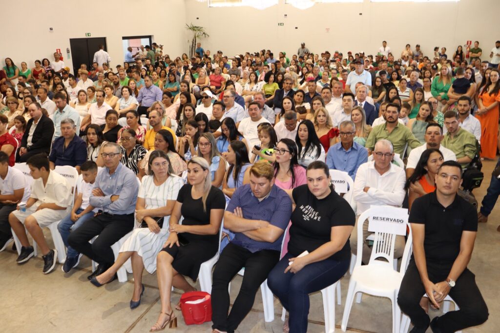 Prefeita eleita Dra. Elaine, vice-prefeita Dra. Marines e vereadores são empossados em Aral Moreira Prefeita eleita Dra. Elaine, vice-prefeita Dra. Marines e vereadores são empossados em Aral Moreira