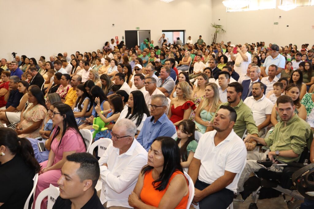 Prefeita eleita Dra. Elaine, vice-prefeita Dra. Marines e vereadores são empossados em Aral Moreira Prefeita eleita Dra. Elaine, vice-prefeita Dra. Marines e vereadores são empossados em Aral Moreira