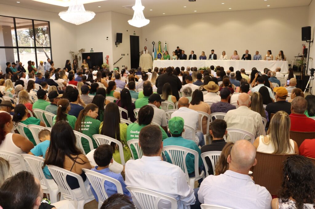 Prefeita eleita Dra. Elaine, vice-prefeita Dra. Marines e vereadores são empossados em Aral Moreira Prefeita eleita Dra. Elaine, vice-prefeita Dra. Marines e vereadores são empossados em Aral Moreira