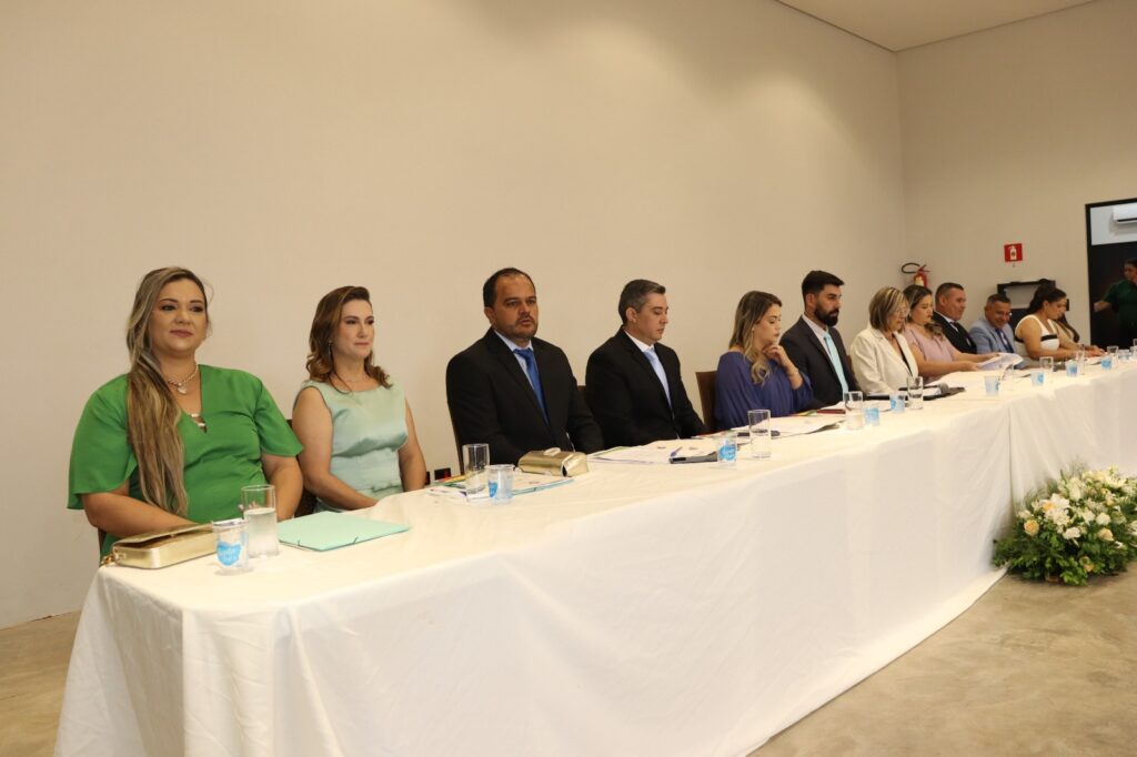 Prefeita eleita Dra. Elaine, vice-prefeita Dra. Marines e vereadores são empossados em Aral Moreira Prefeita eleita Dra. Elaine, vice-prefeita Dra. Marines e vereadores são empossados em Aral Moreira