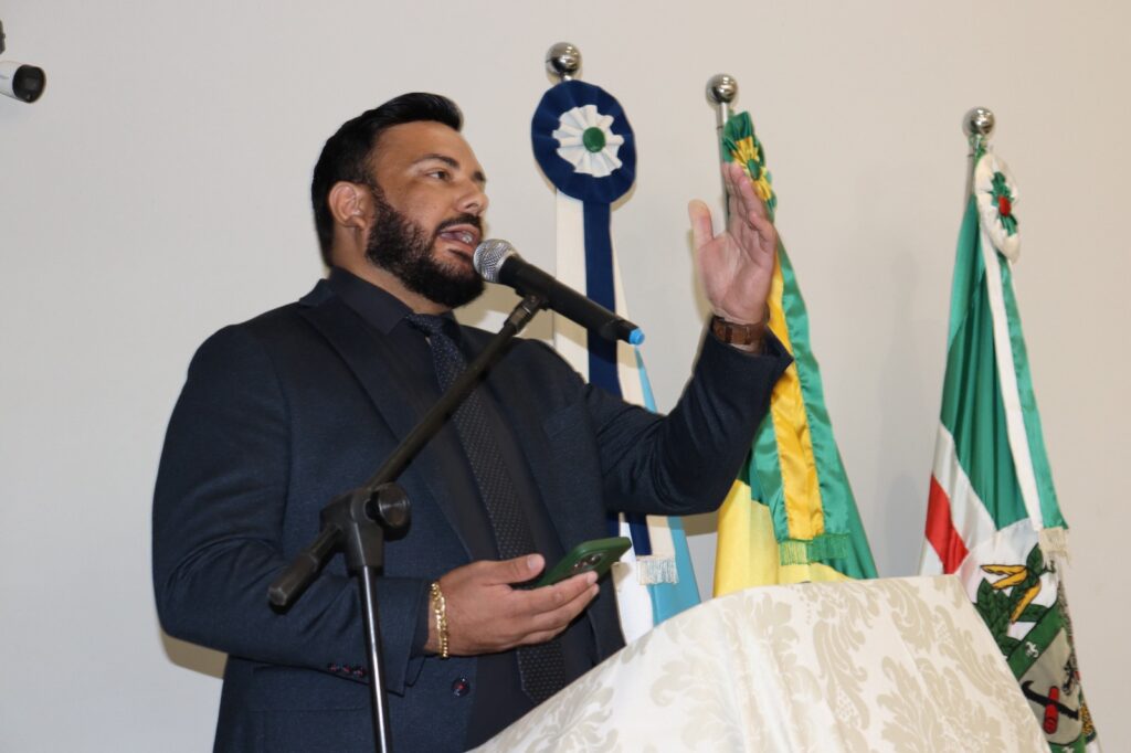 Prefeita eleita Dra. Elaine, vice-prefeita Dra. Marines e vereadores são empossados em Aral Moreira Prefeita eleita Dra. Elaine, vice-prefeita Dra. Marines e vereadores são empossados em Aral Moreira