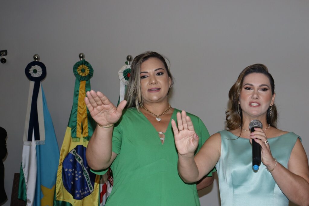 Prefeita eleita Dra. Elaine, vice-prefeita Dra. Marines e vereadores são empossados em Aral Moreira Prefeita eleita Dra. Elaine, vice-prefeita Dra. Marines e vereadores são empossados em Aral Moreira