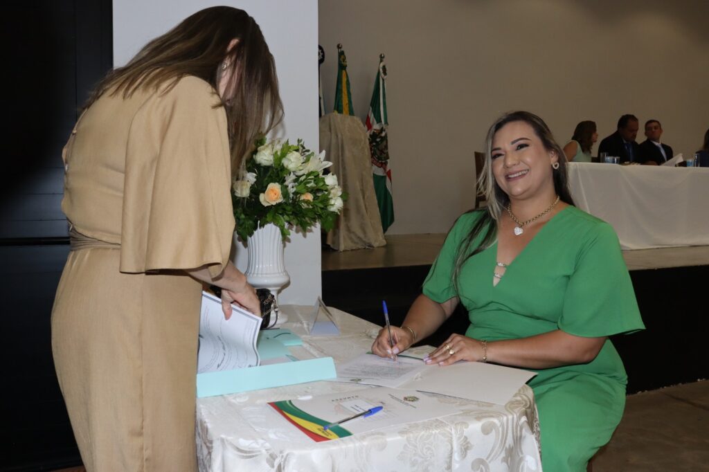 Prefeita eleita Dra. Elaine, vice-prefeita Dra. Marines e vereadores são empossados em Aral Moreira Prefeita eleita Dra. Elaine, vice-prefeita Dra. Marines e vereadores são empossados em Aral Moreira