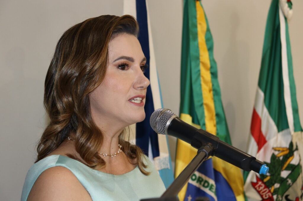 Prefeita eleita Dra. Elaine, vice-prefeita Dra. Marines e vereadores são empossados em Aral Moreira Prefeita eleita Dra. Elaine, vice-prefeita Dra. Marines e vereadores são empossados em Aral Moreira