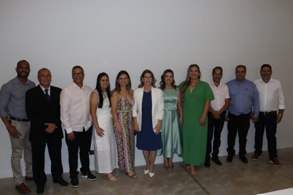 Prefeita eleita Dra. Elaine, vice-prefeita Dra. Marines e vereadores são empossados em Aral Moreira Prefeita eleita Dra. Elaine, vice-prefeita Dra. Marines e vereadores são empossados em Aral Moreira